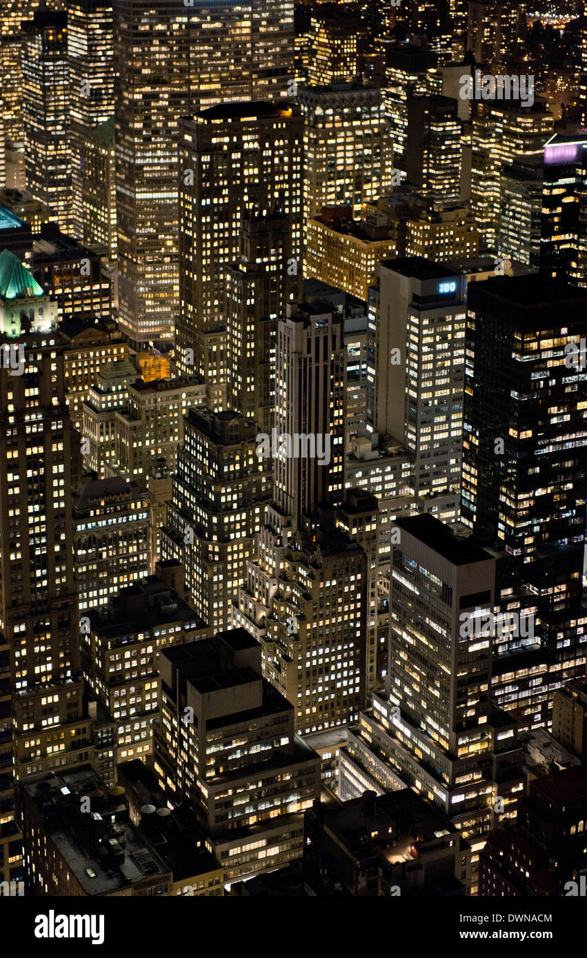 Vue depuis l'Empire State Building at night, Manhattan, New York City, États-Unis d'Amérique, Amérique du Nord Banque D'Images