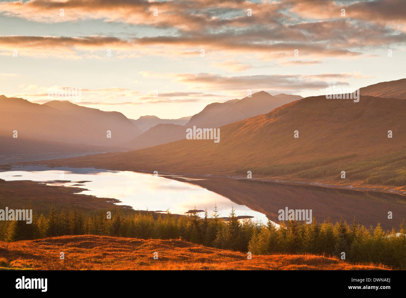 Le coucher de soleil sur le Loch Loyne dans les Highlands, Ecosse, Royaume-Uni, Europe Banque D'Images
