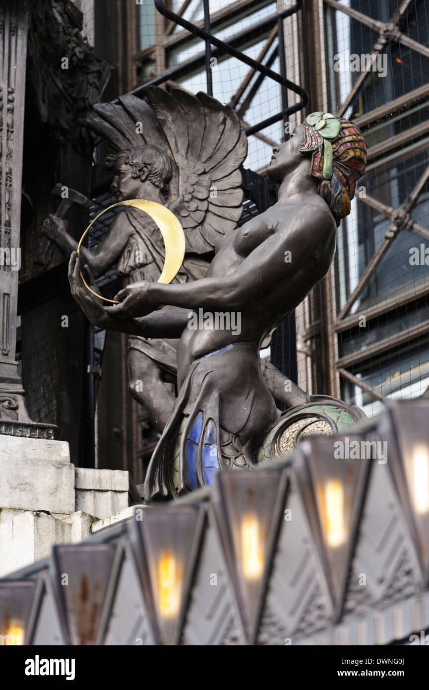 Statue de la Reine de temps équitation dans son navire de commerce au-dessus de l'entrée du grand magasin Selfridges, à Londres. Banque D'Images