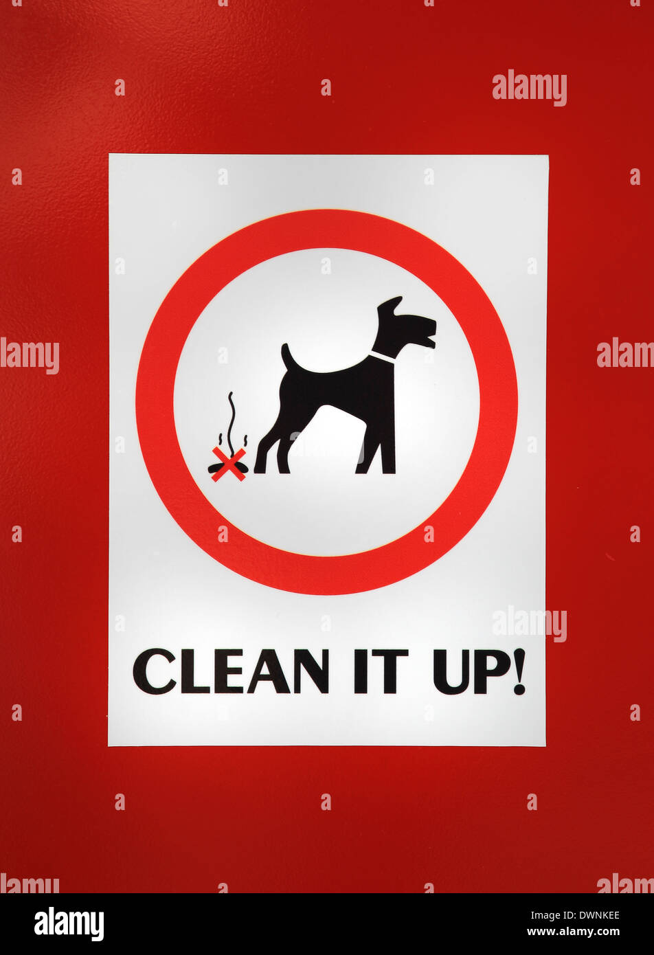 'Nettoyer' signe sur un casier rouge pour les propriétaires de chiens Banque D'Images