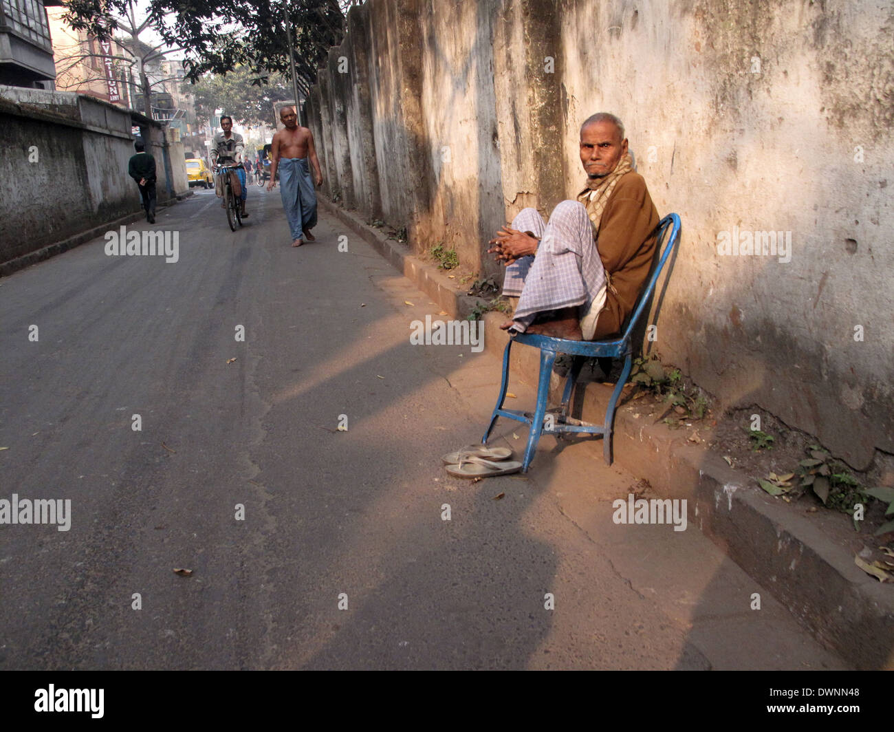Rues de Calcutta. Homme assis sur une chaise, le 23 janvier 2009. Banque D'Images