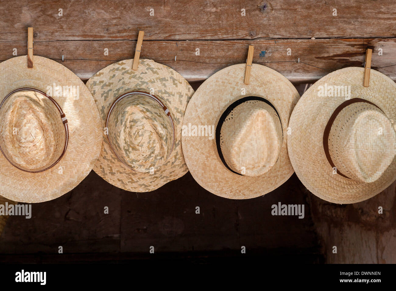 Les chapeaux de paille à vendre, marché de la région de Sineu, Majorque,  Îles Baléares, Espagne Photo Stock - Alamy