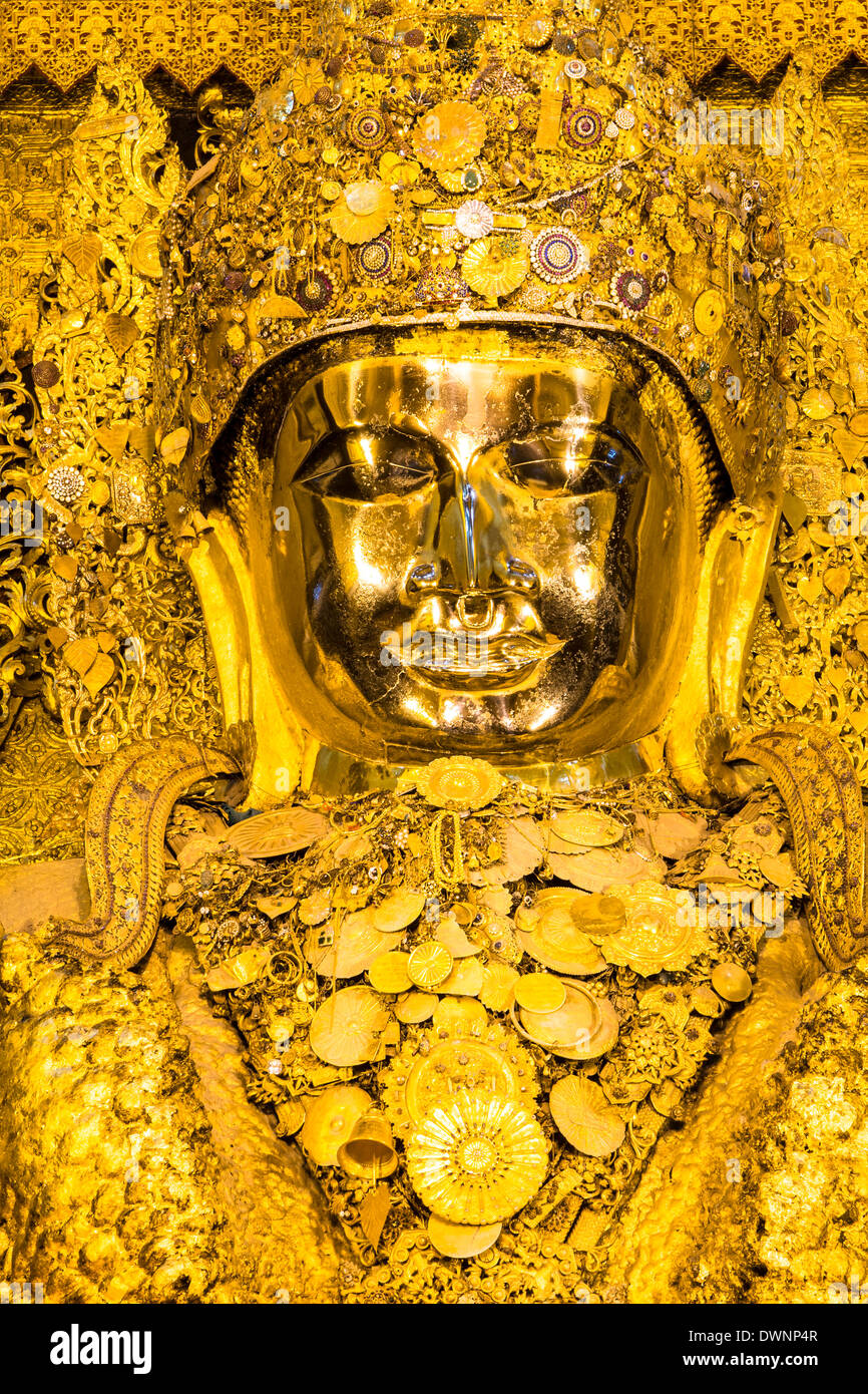 Golden Bouddha assis, Mandalay Mahamuni, Mandalay, Myanmar, Birmanie ou Division Banque D'Images
