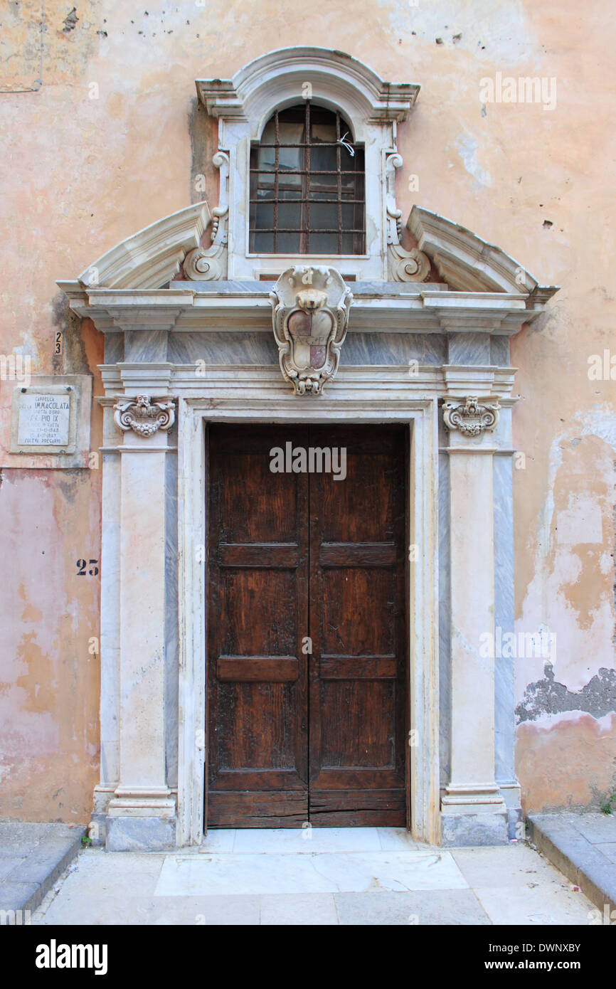 Porte d'une église médiévale à Gaeta, Italie Banque D'Images
