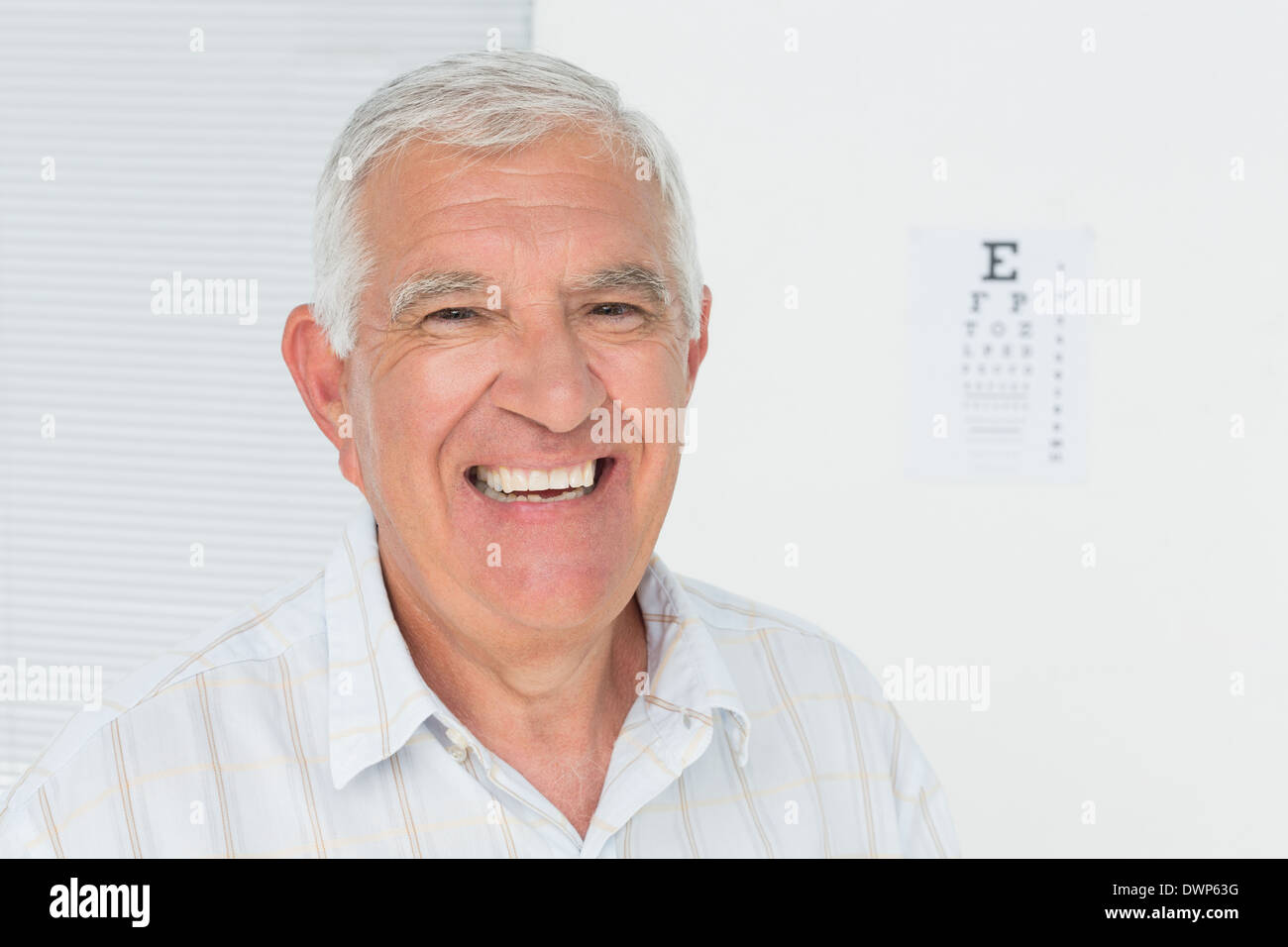 Smiling senior homme avec l'œil dans l'arrière-plan Banque D'Images