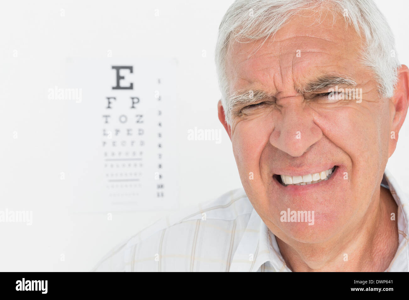 Portrait of a senior man avec l'œil en arrière-plan Banque D'Images