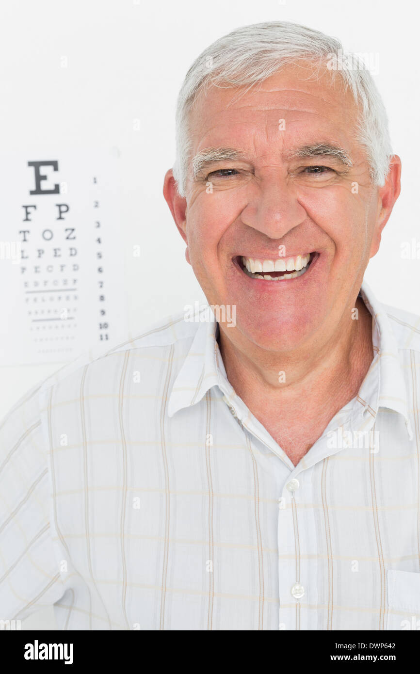 Portrait of smiling senior man avec l'œil en arrière-plan Banque D'Images