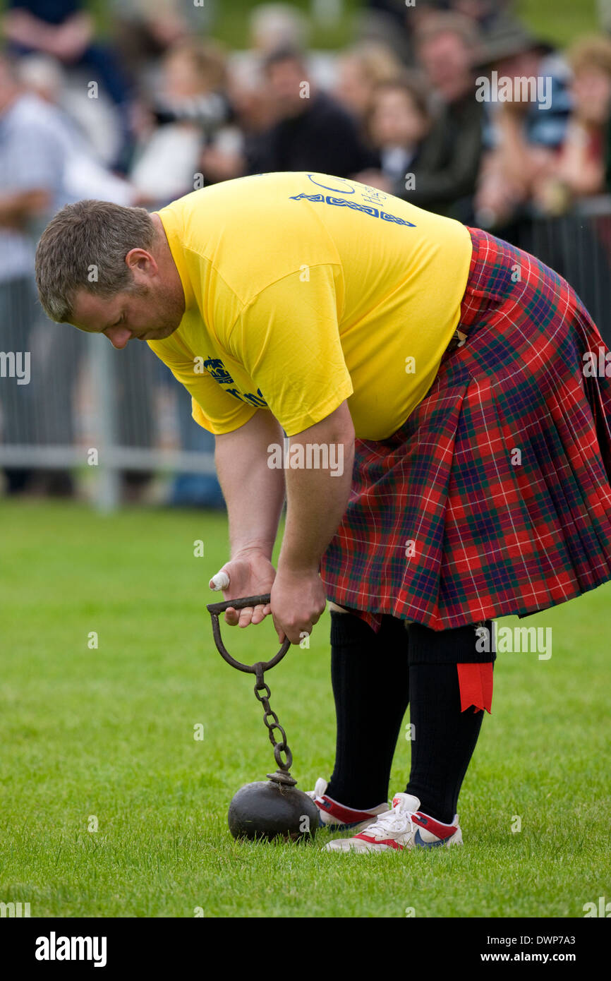 Sportsman sur le point de jeter l 'Tiger' au rassemblement. Cowal Jeux écossais traditionnel qui se tient chaque année à Dunoon en Ecosse Banque D'Images