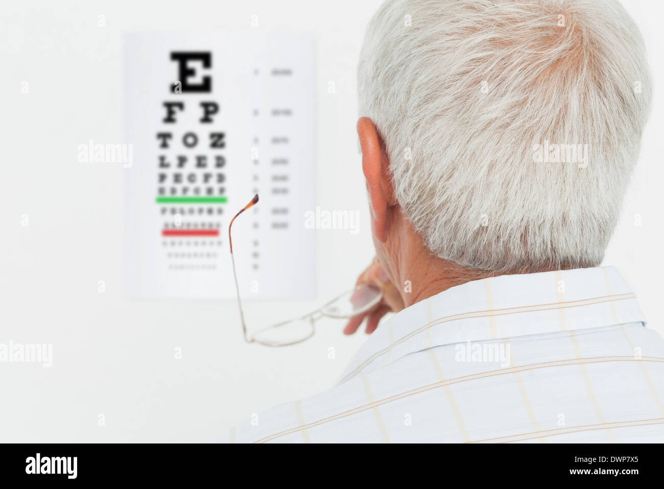 Vue arrière d'un homme regardant l'œil Banque D'Images