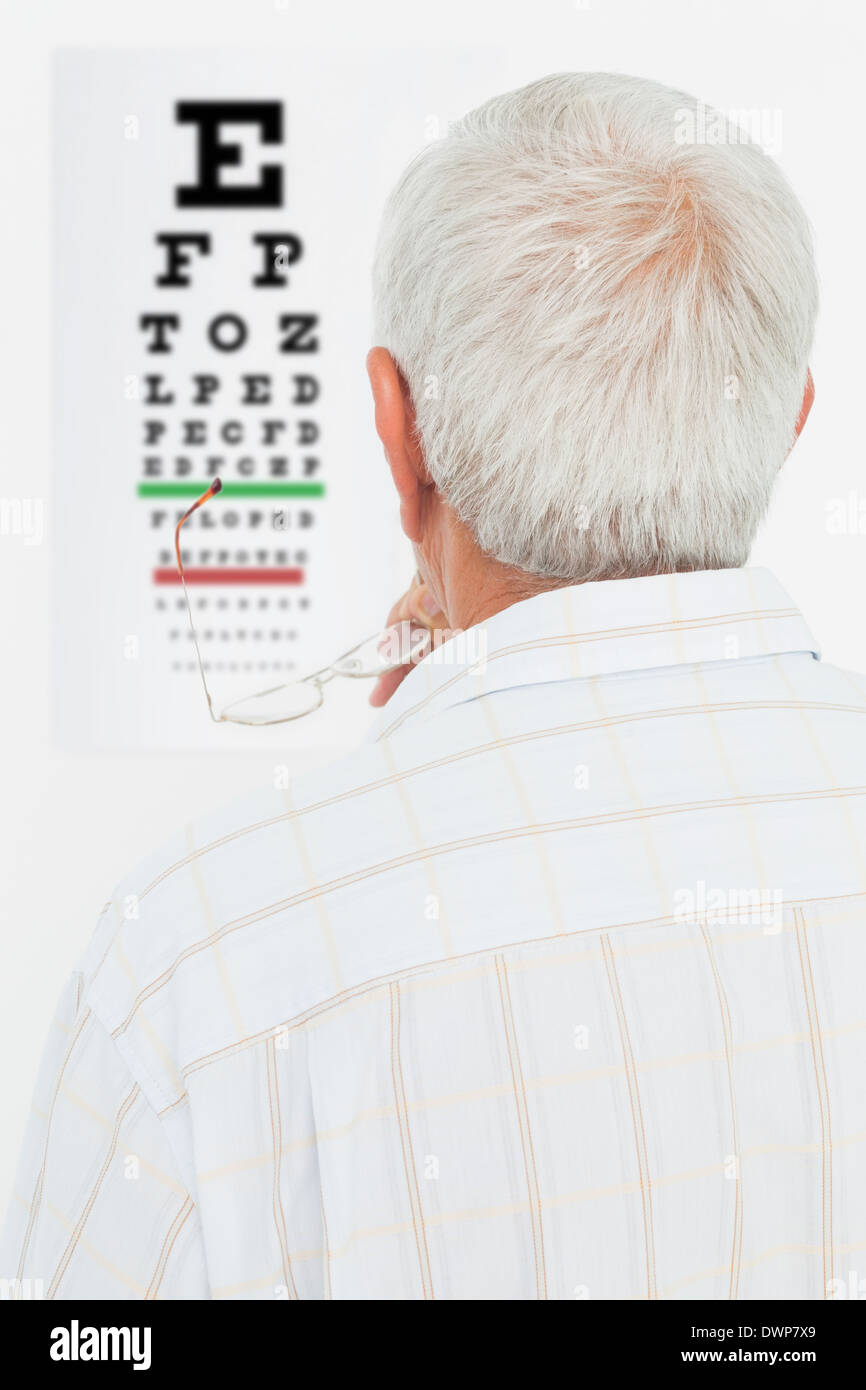 Vue arrière d'un homme regardant l'œil Banque D'Images