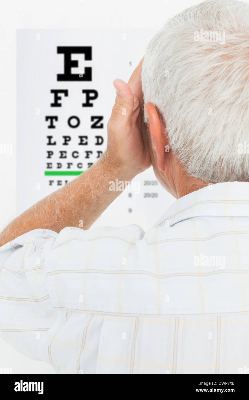 Vue arrière d'un homme regardant l'œil Banque D'Images