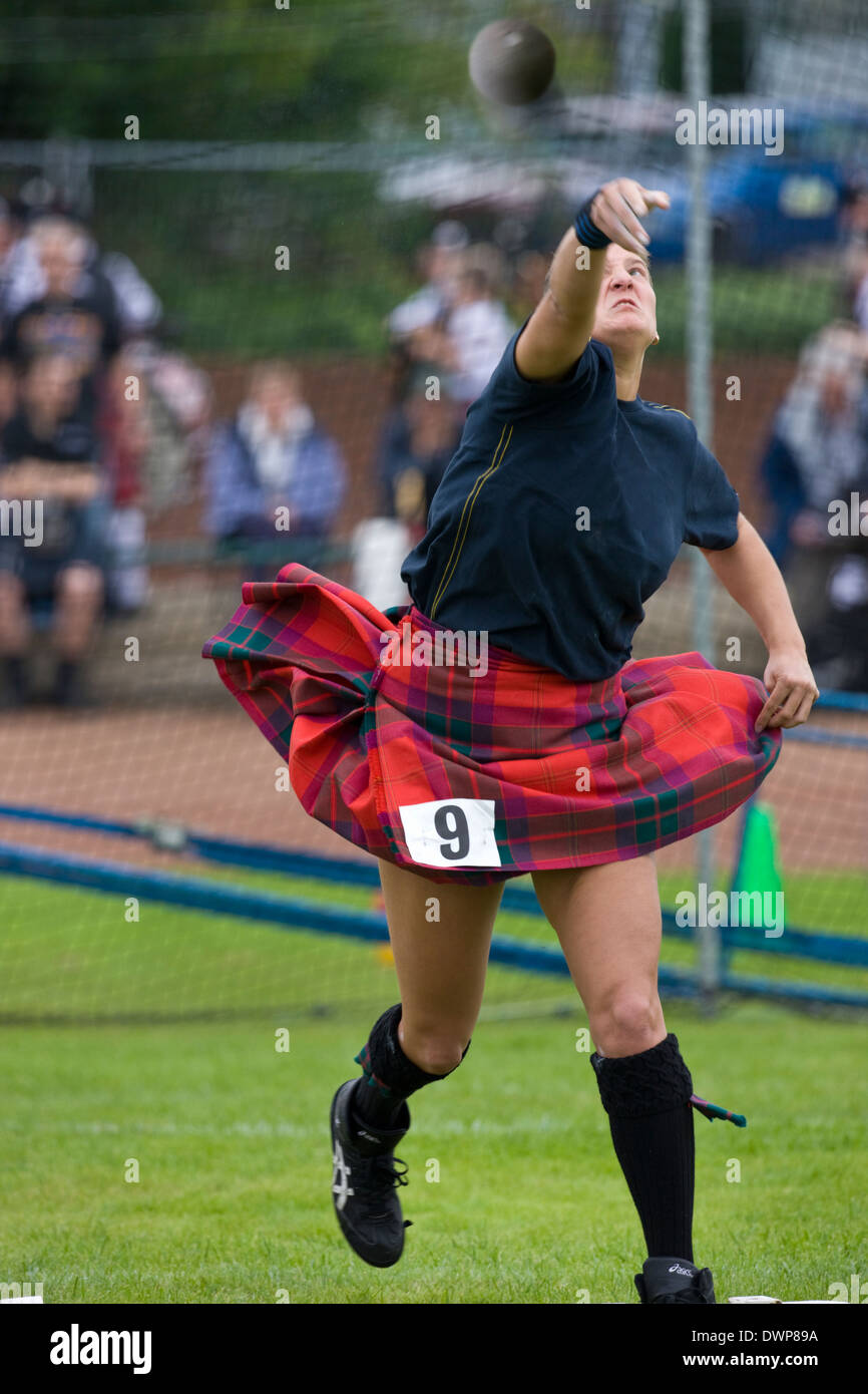 Grande sportive, "le tir" à la collecte de Cowal. Jeux écossais traditionnel qui se tient chaque année à Dunoon en Ecosse Banque D'Images