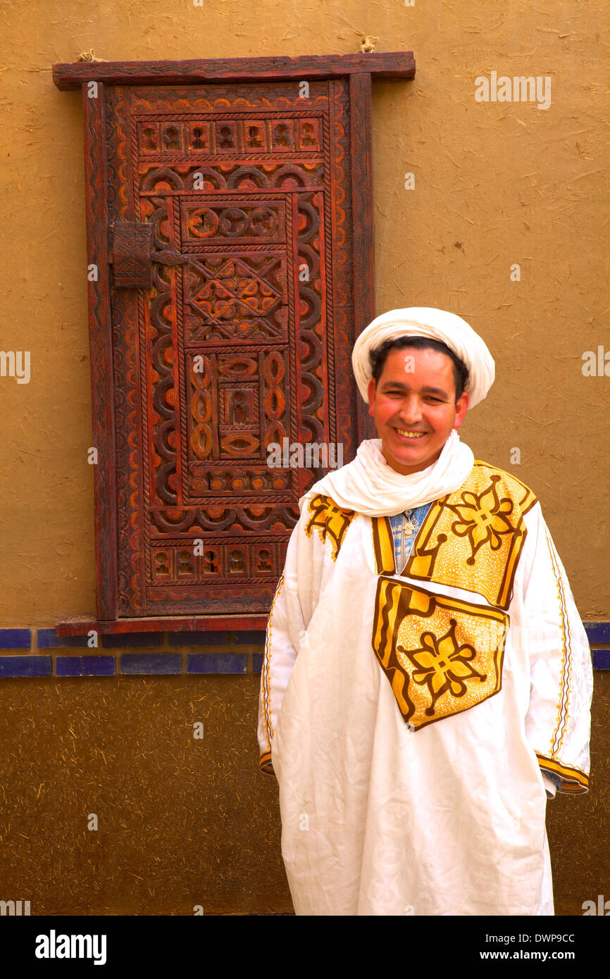 L'homme en costume berbère berbère, Merzouga, Maroc, Afrique du Nord Banque D'Images