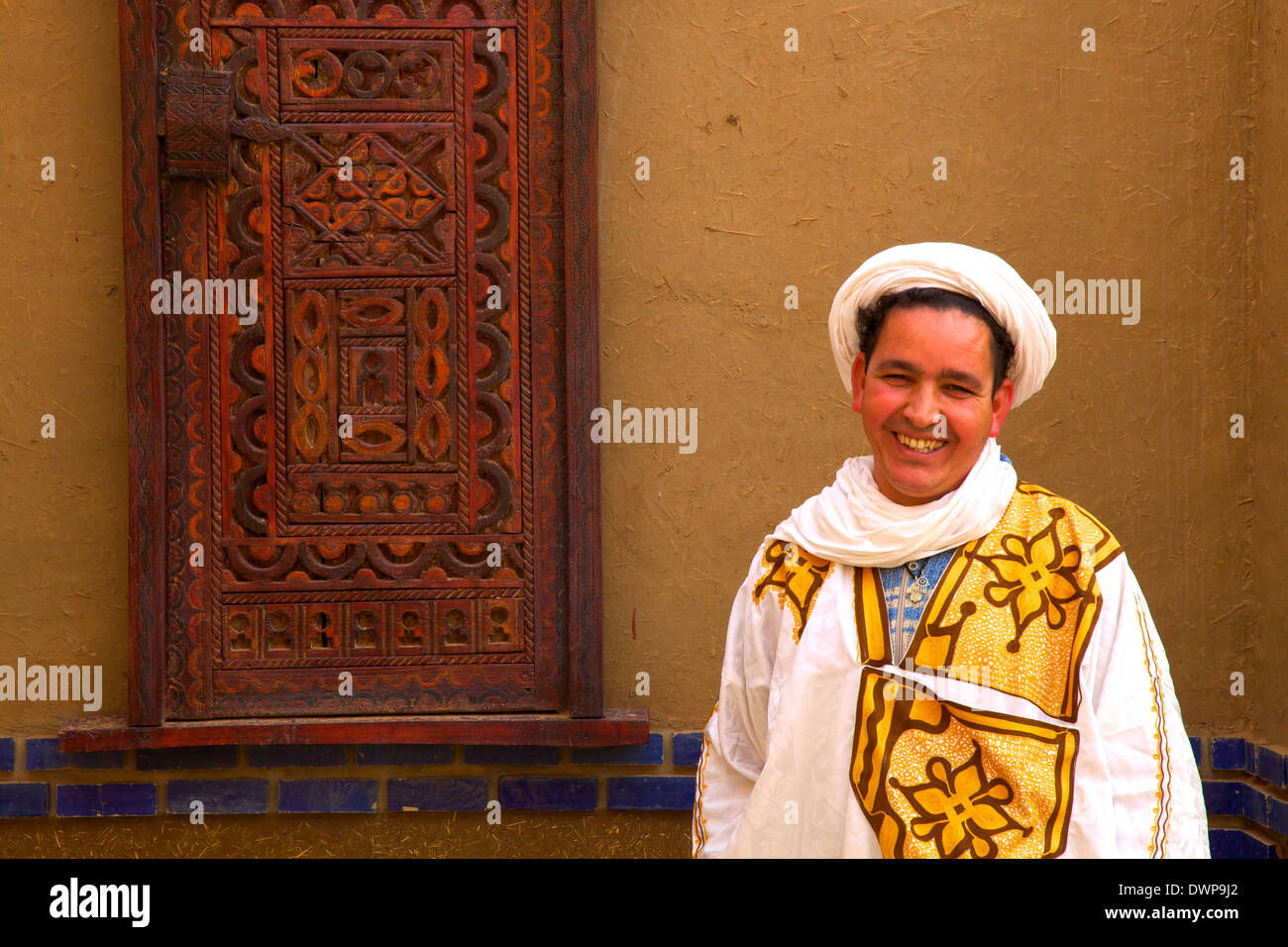L'homme en costume berbère berbère, Merzouga, Maroc, Afrique du Nord Banque D'Images