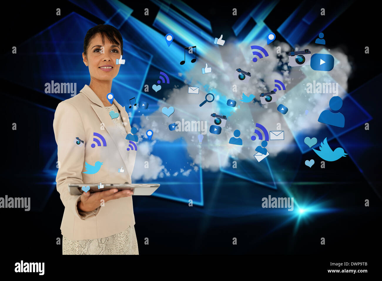 Businesswoman holding tablet avec cloud et icônes app Banque D'Images