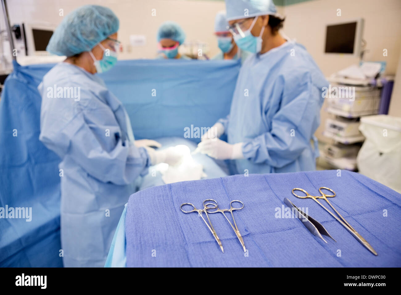 Outils chirurgicaux sur le stand avec les médecins du patient d'exploitation Banque D'Images