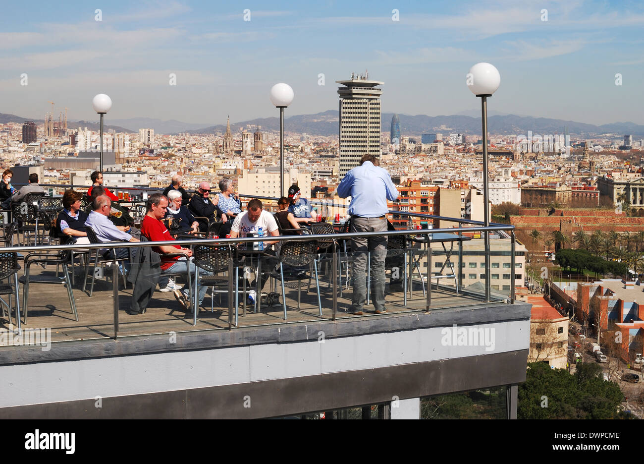 Vue sur la ville de Barcelone en Catalogne. L'Espagne. De Montjuic. Avec des gens assis à une terrasse d'un café. Banque D'Images