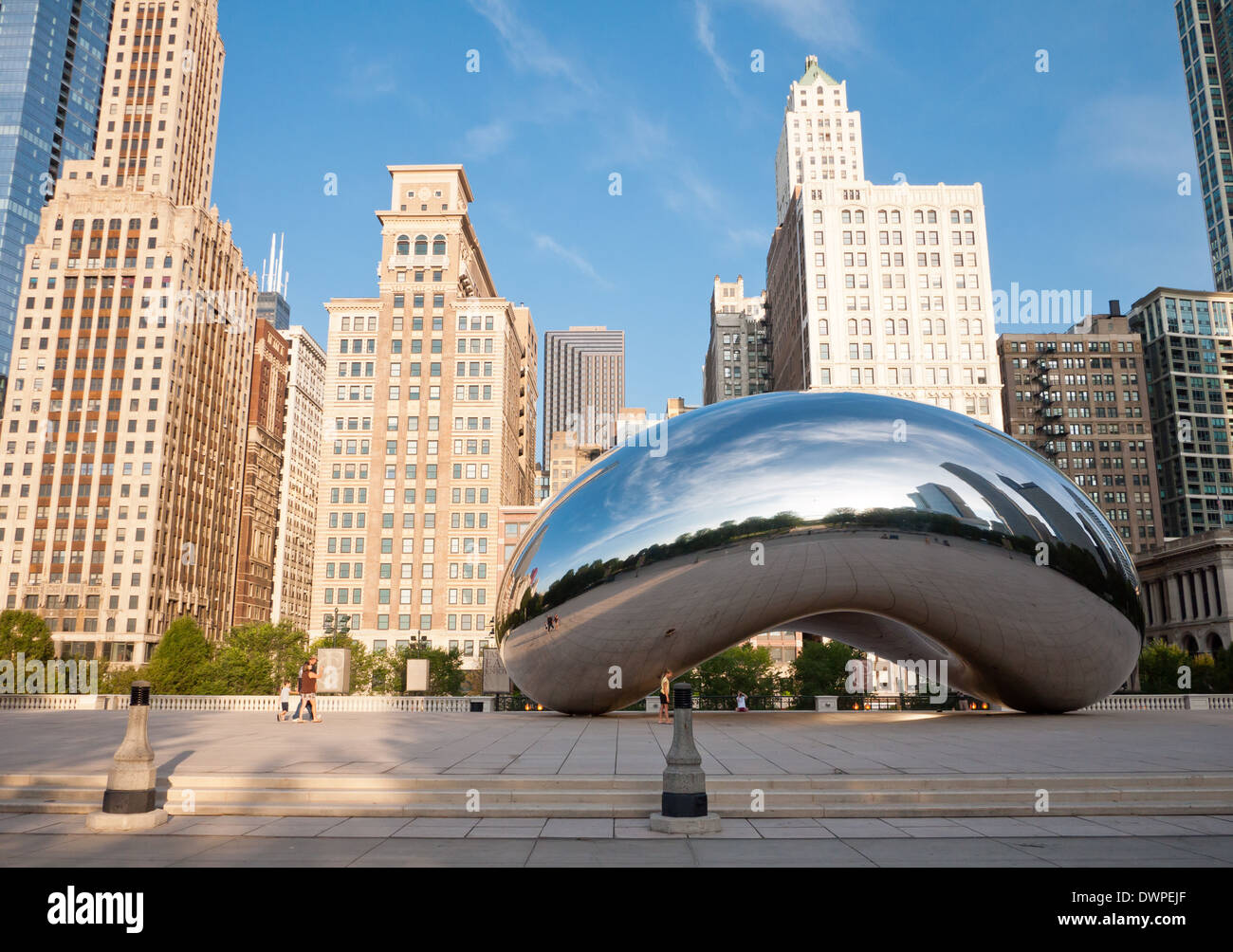 Une vue de Cloud Gate (le Bean) dans le Millennium Park dans le centre-ville de Chicago, Illinois. Banque D'Images