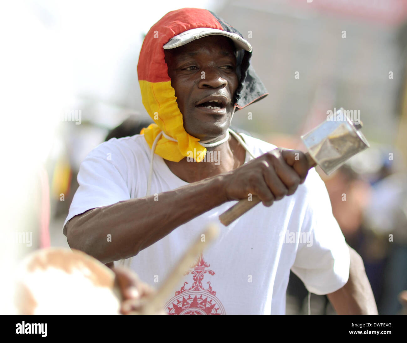 Le «adgermanes" (allemands) démontrer à Maputo, Mozambique, 14 août 2013. L'ex-travailleurs invités de la RDA ont manifesté dans la capitale du Mozambique chaque mercredi à 11 heures au cours des 20 dernières années. Après le Mozambique est devenu indépendant en 1975, des dizaines de personnes d'thousdands est allé travailler à la RDA. Ils ont reçu 40 pour cent de leur salaire à la fois tandis que 60  % sont allés à l'état du Mozambique pour payer des dettes avec la promesse que l'argent serait versé aux travailleurs à leur retour. L'Madgermanes attendent toujours que leur 60 pour cent. Photo : Britta Peders Banque D'Images