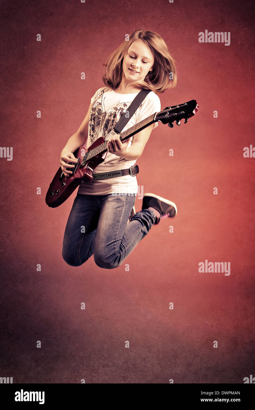 Portrait de jeune fille avec une guitare sur la scène Banque D'Images