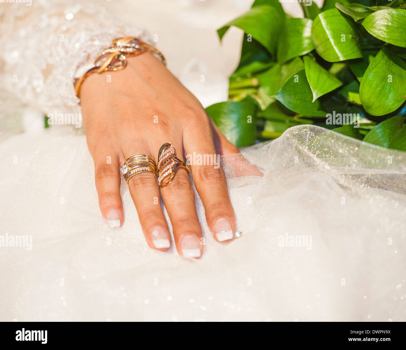 Main de mariée mariage montrant outre de bijoux or Banque D'Images