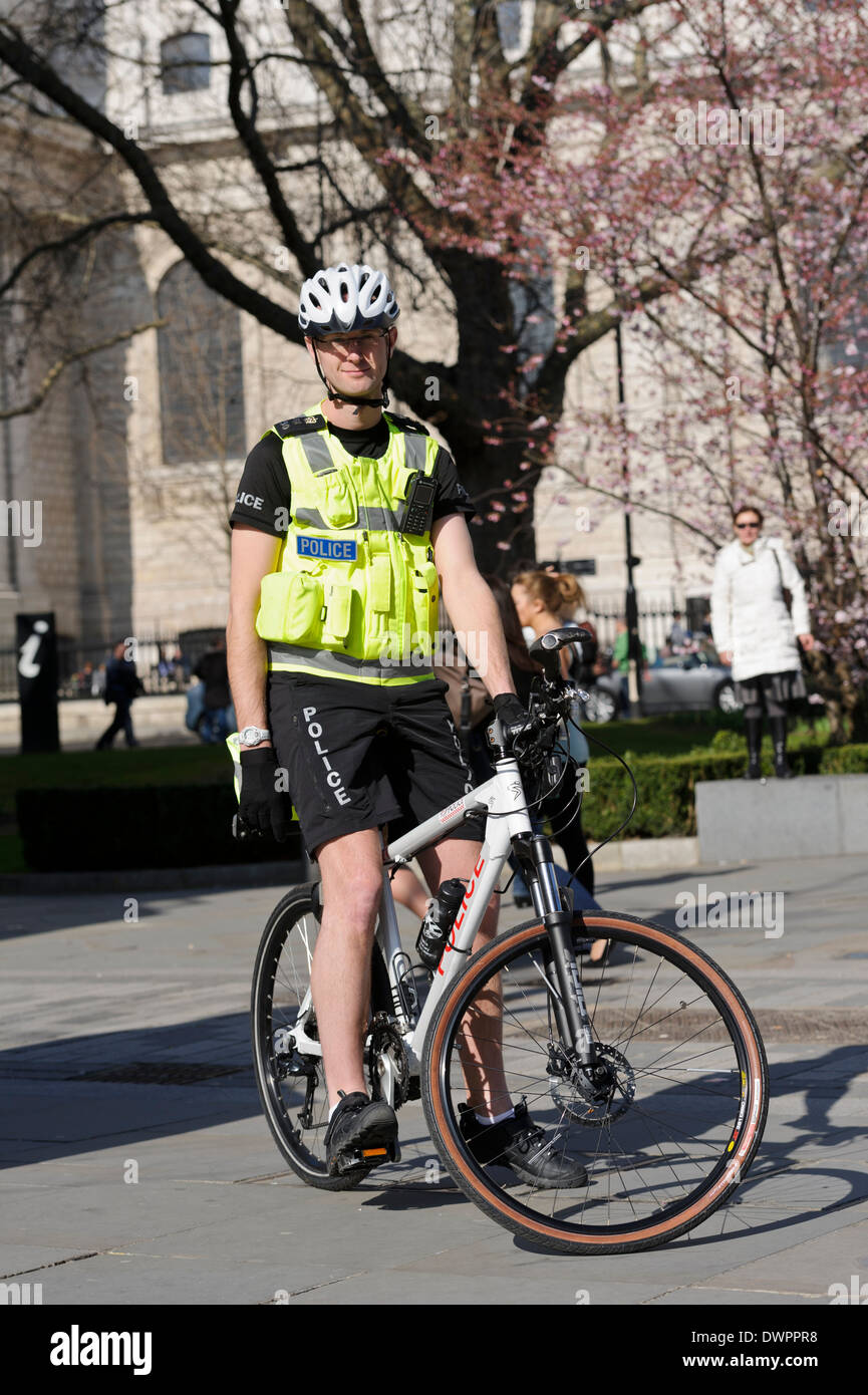 Un agent de police en uniforme sur push bike en patrouille, Londres, Angleterre, Royaume-Uni. Banque D'Images