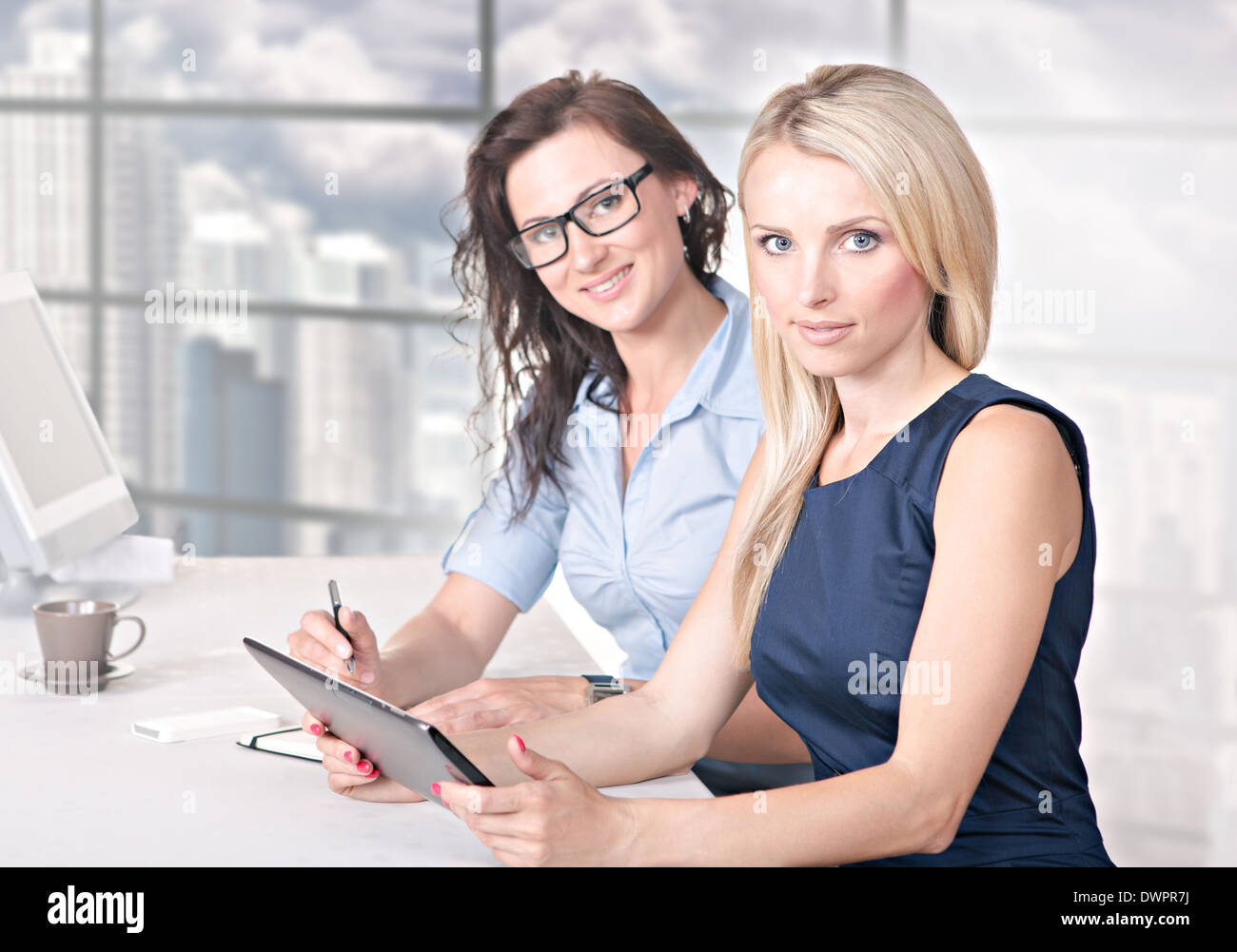 Les femmes qui travaillent dans le bureau Banque de photographies et d ...