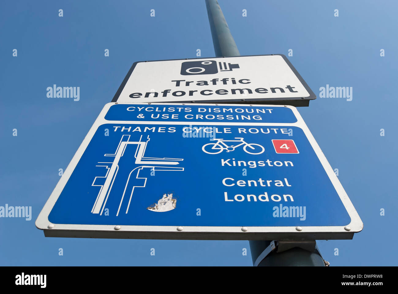 La signalisation routière pour l'application du code de caméras et de randonnées à vélo à Kingston upon Thames et le centre de Londres Banque D'Images
