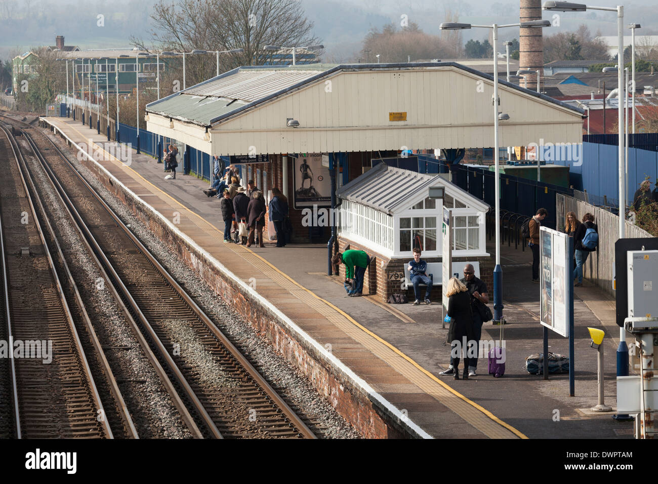 Les passagers qui attendent sur la plate-forme de train. Banque D'Images