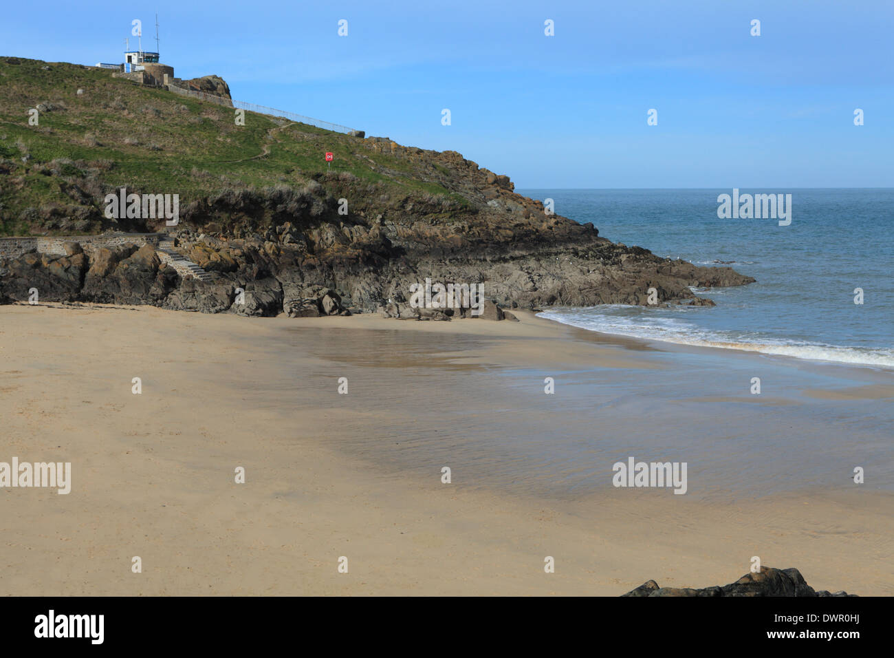 Vue de Porthgwidden beach ressort vers l'île de l'Ouest, Cornwall, England, UK Banque D'Images