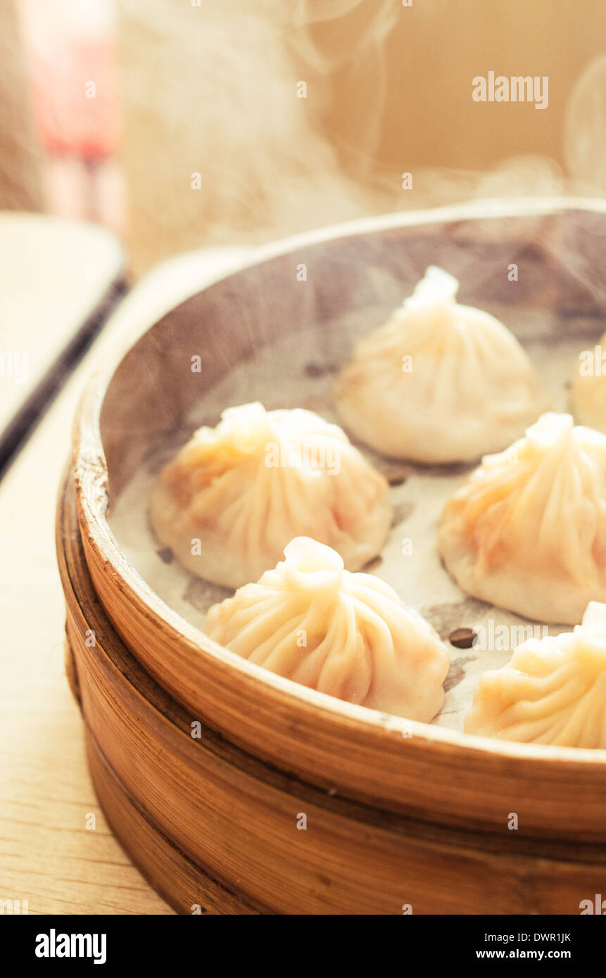 Raviolis chinois ou xiao long bao en bambou bac, célèbre à Shanghai, Chine. Banque D'Images