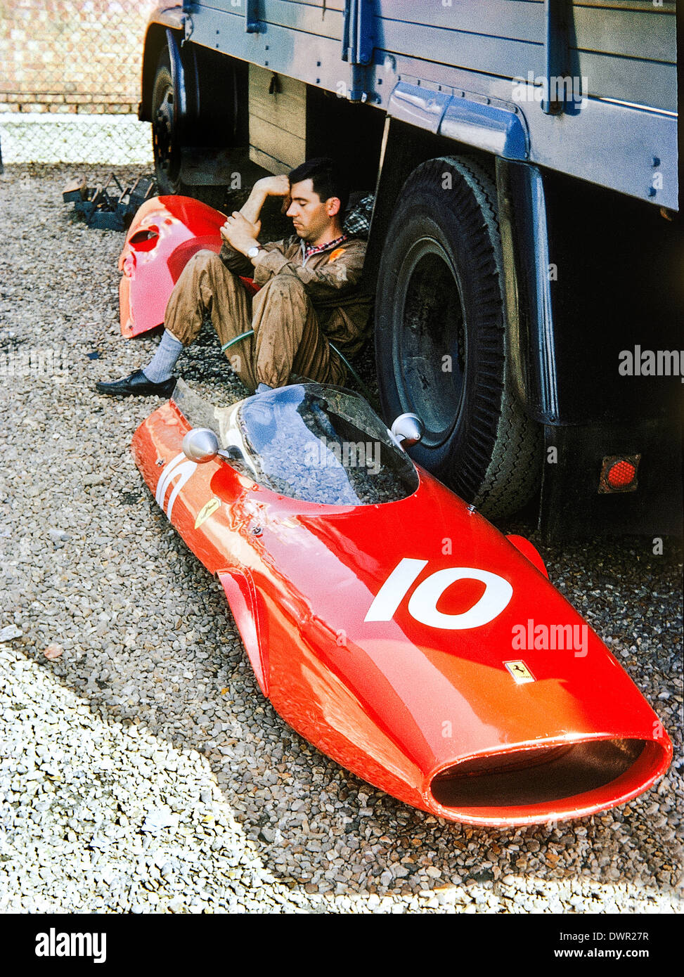 Un mécanicien, avec caisse de John Surtees' Ferrari 157, Silverstone 1963. Banque D'Images