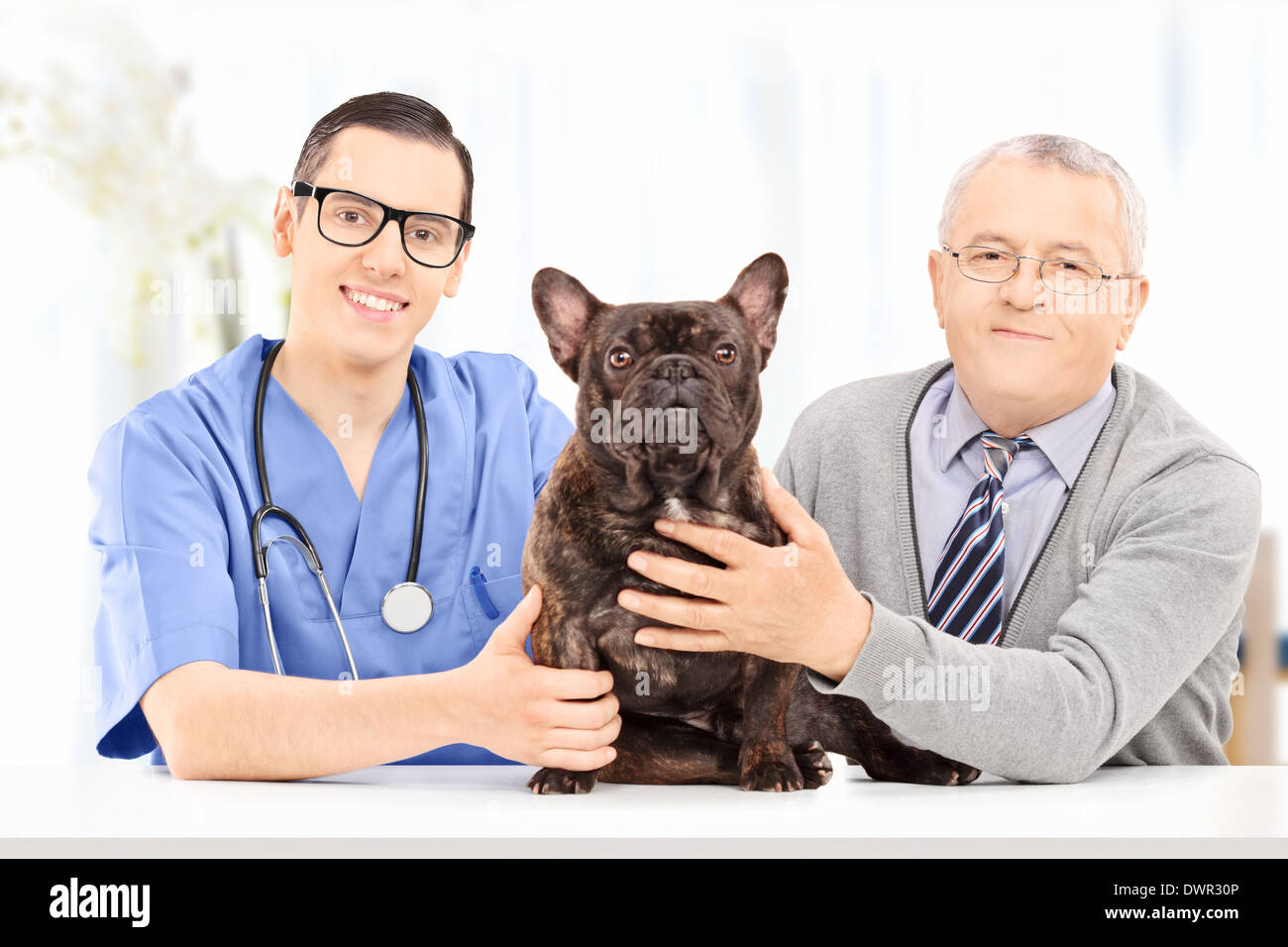 Senior adulte, et une veterianrian posant avec un chien à la pratique vétérinaire Banque D'Images