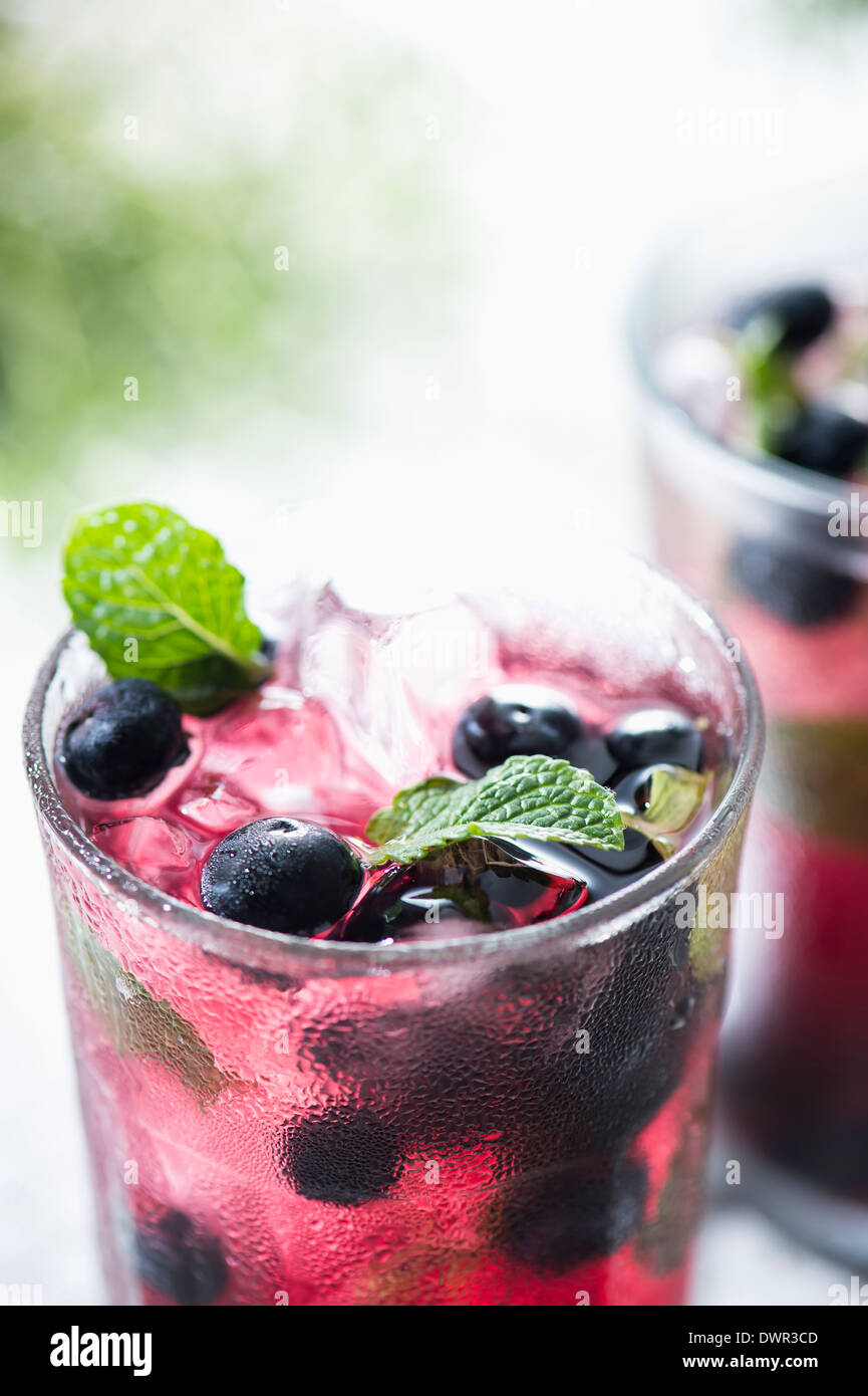 Verres de jus de baies avec blue berries Banque D'Images