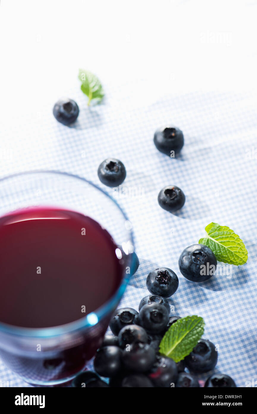 Verre de jus de baies avec blue berries Banque D'Images