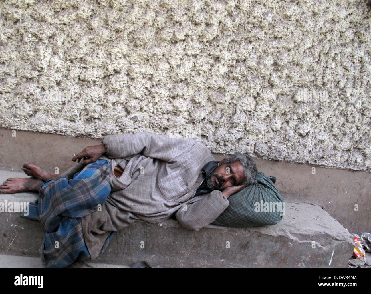 Rues de Kolkata, homme dormant dans les rues de Kolkata, Inde, le 03 février 2009. Banque D'Images