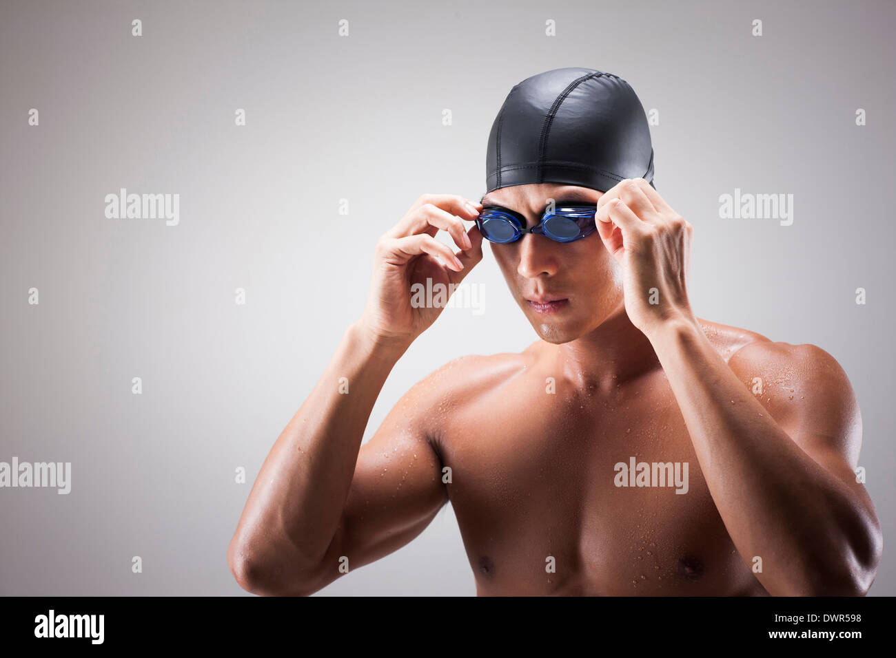 Un homme en mettant sur la natation nocturne Banque D'Images