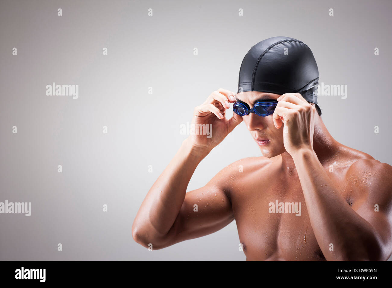 Gros plan d'un homme avec des lunettes de natation et hat Banque D'Images