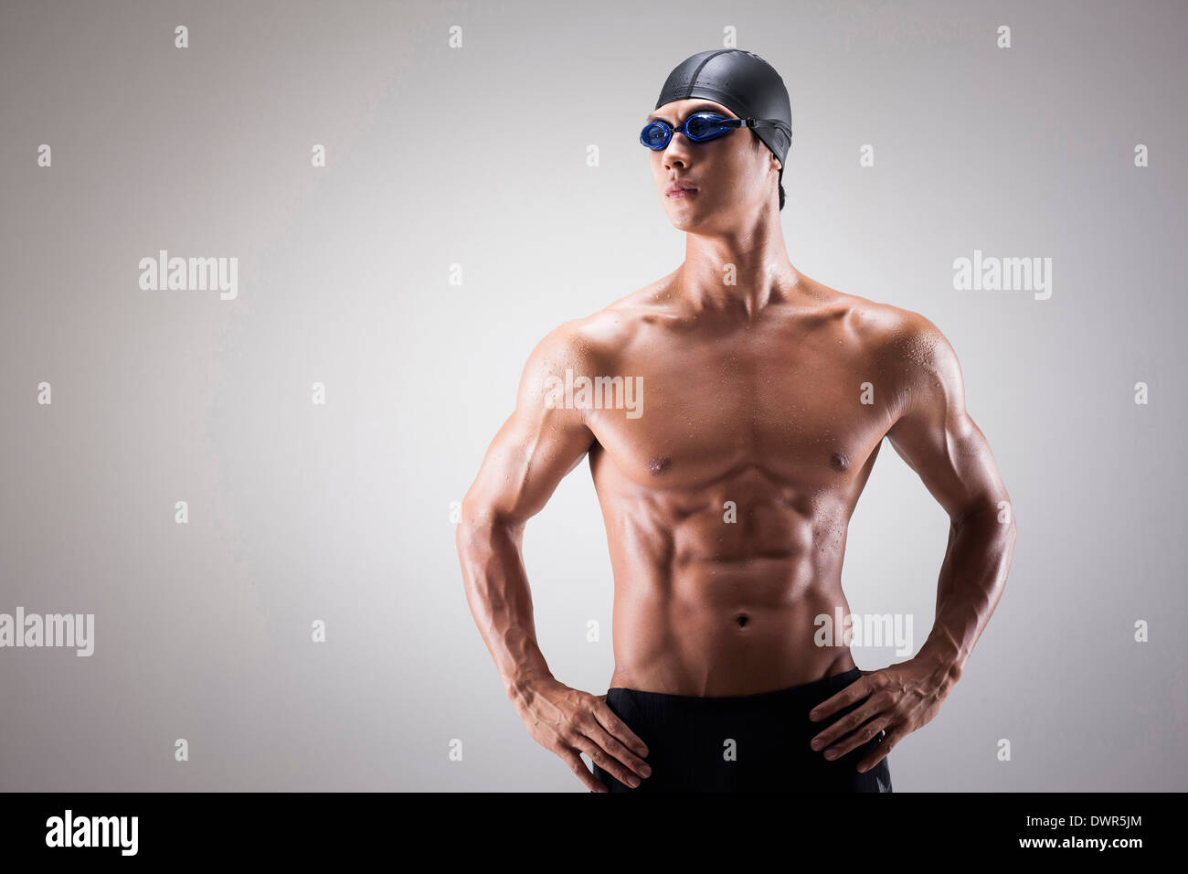Mettre en place un homme à lunettes de natation et hat posing Banque D'Images