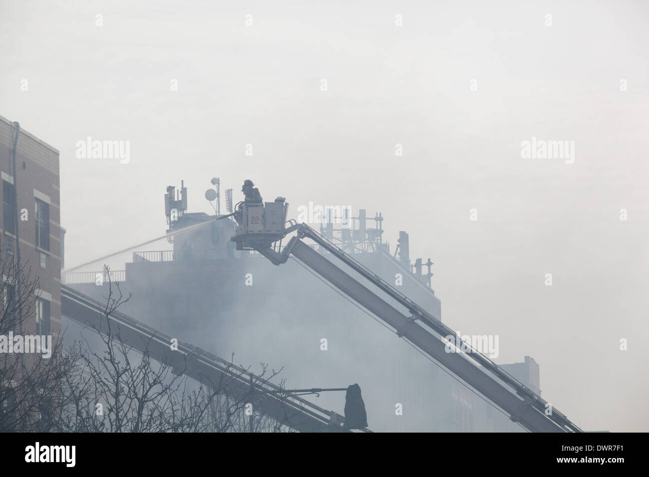 Harlem, New York City. 12 mars 2014. Les pompiers de la ville de New York d'alarme incendie en quatre bataille Crédit : Harlem Vornberger Cal/Alamy Live News Banque D'Images