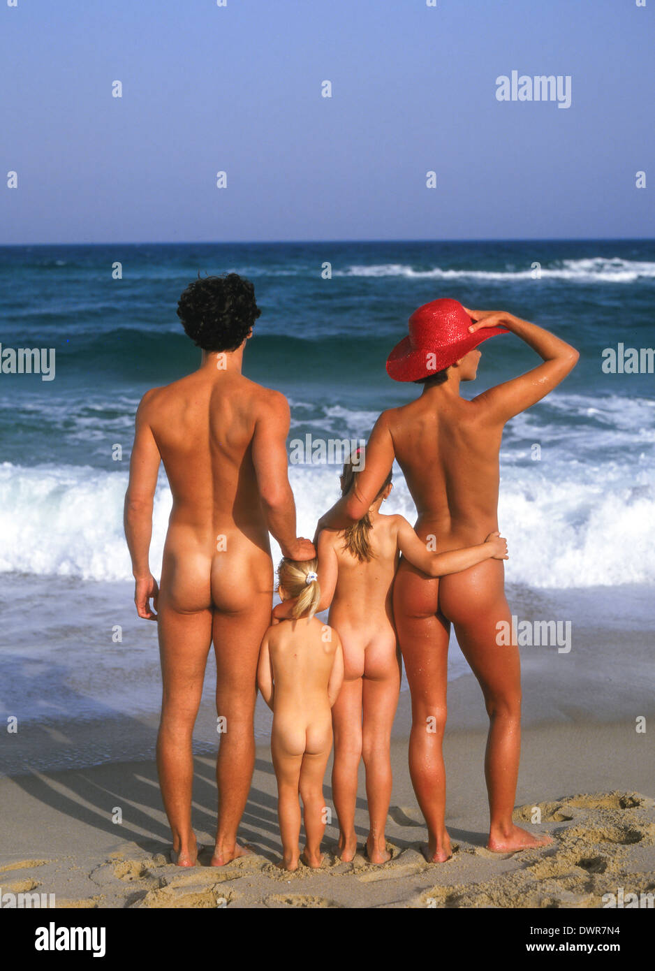 Vacances d'été à la famille nudistes sur la plage Photo Stock - Alamy