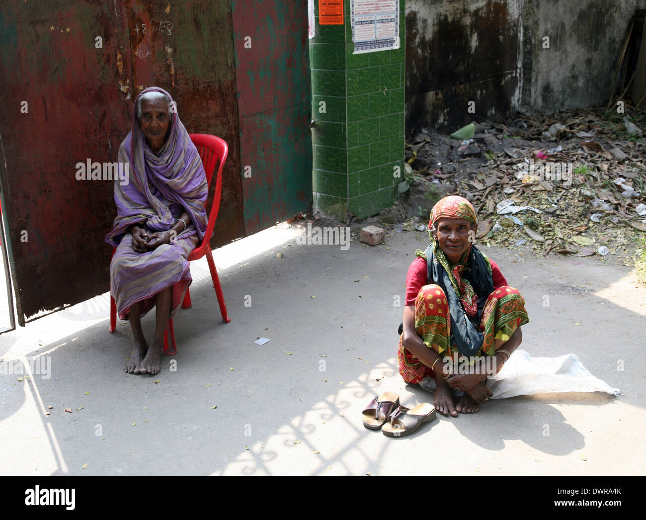 Rues de Calcutta. Les gens vivent et travaillent dans la rue Banque D'Images