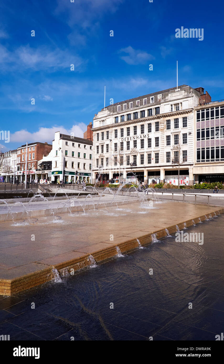 Angleterre Nottingham uk. L'eau des fontaines en fonction de la place du vieux marché avec Debenhams en arrière-plan Banque D'Images