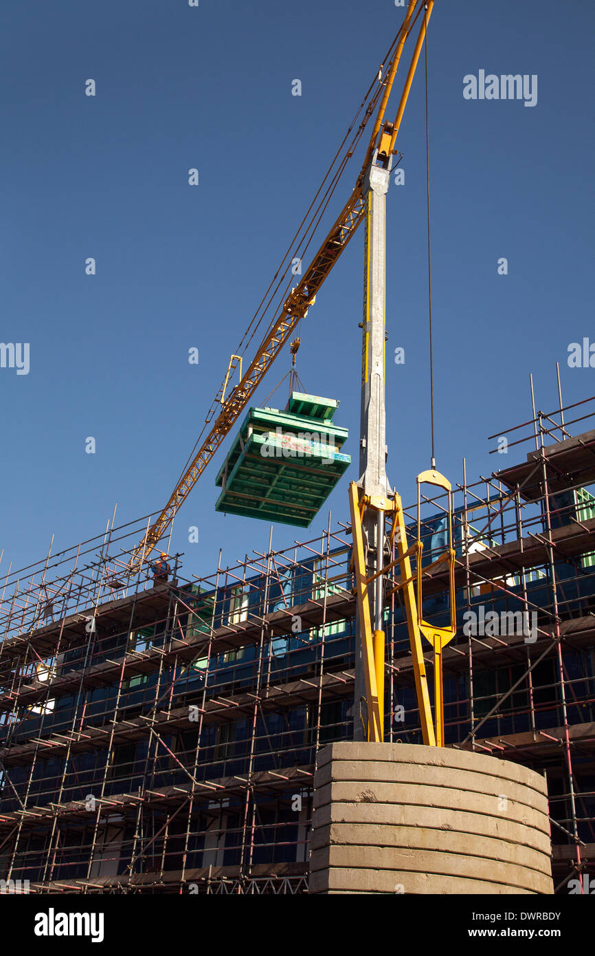 Manchester, UK 12 Mars, 2014. Boom de la construction de la ville. Auto-mantis utilisé les grues en assemblée générale 109 chambres chambres d'étudiants bloc dans Chapel Street, Salford. Bardsley construction ont reçu le contrat de construction les 5 étages en briques, de développement d'acier recouvert d'un £3.45m régime étudiant, avec l'évolution de la X1. Banque D'Images