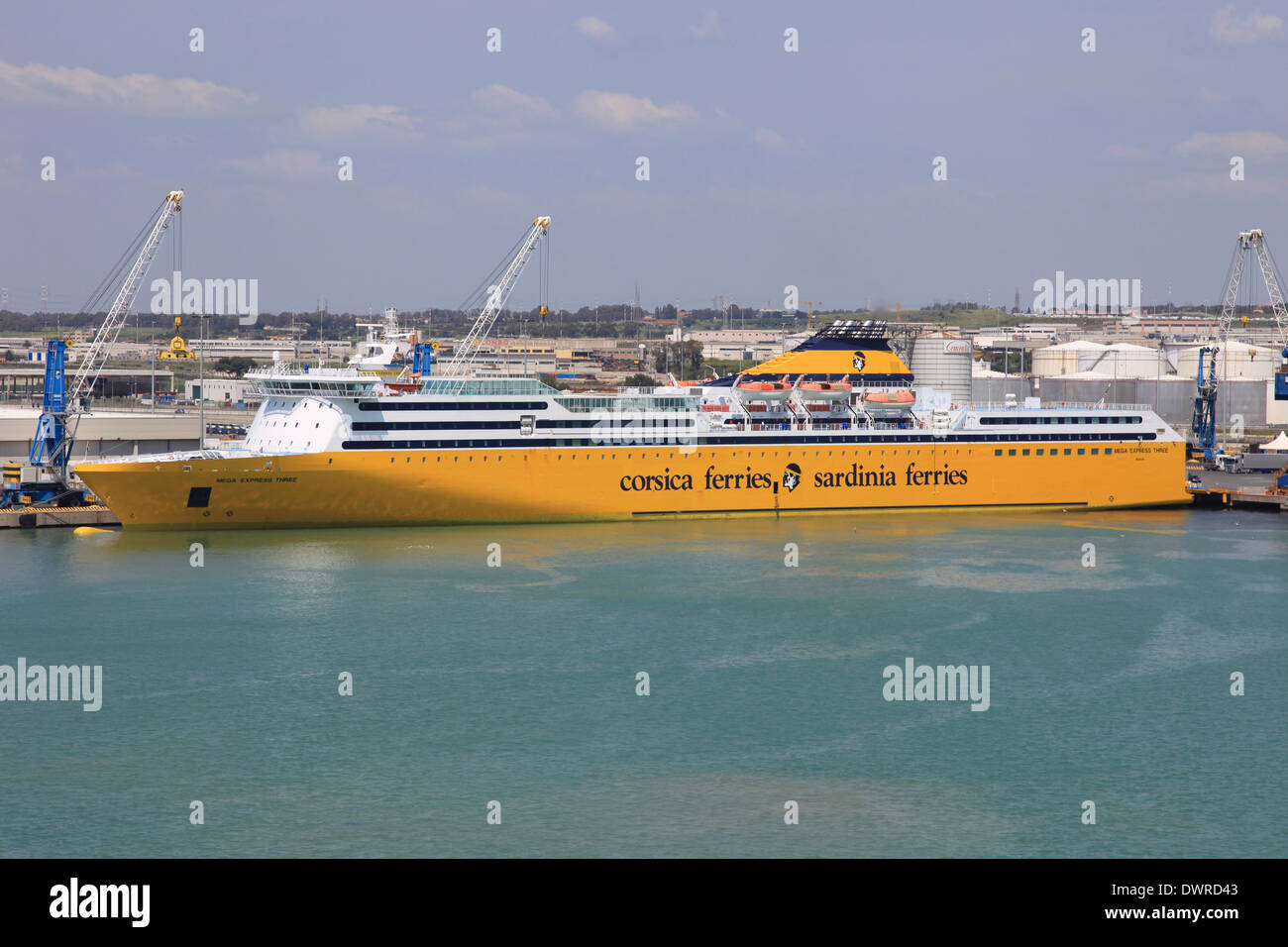 Navire roulier MEGA EXPRESS TROIS amarré dans le port de Civitavecchia Italie Banque D'Images