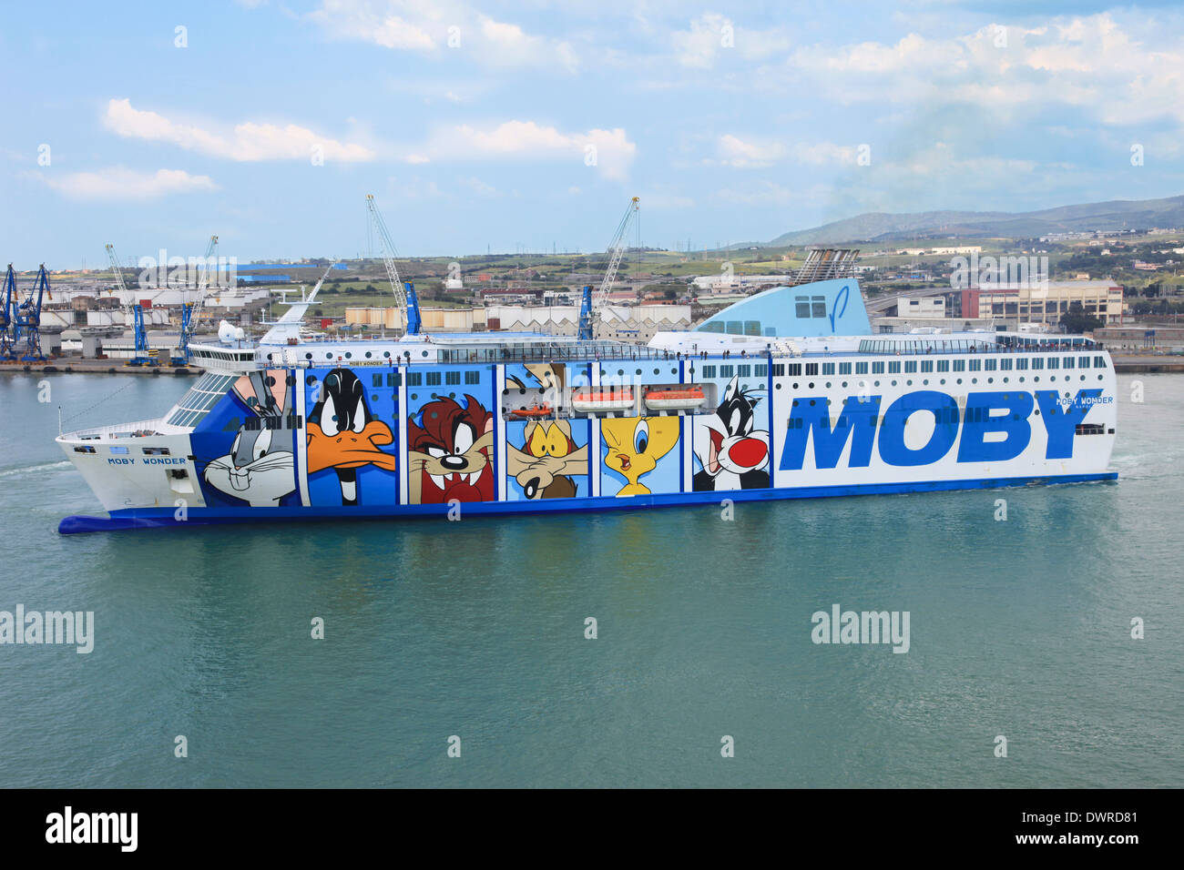 Camions et Passagers voiture Ro-Ro mv Moby Wonder dans le port de Civitavecchia Italie Banque D'Images