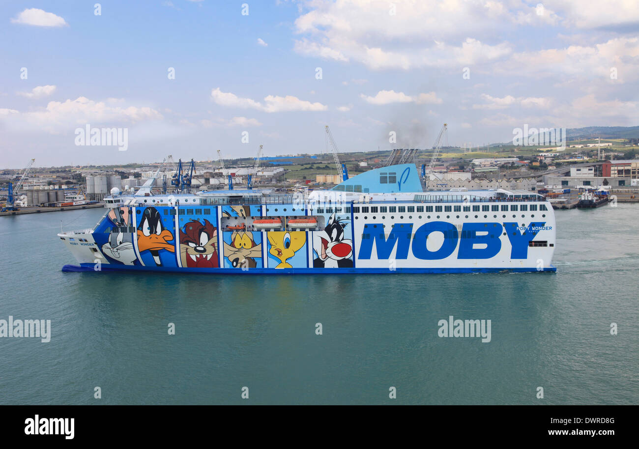 Navire roulier navire Moby Wonder au port de Civitavecchia Italie Banque D'Images