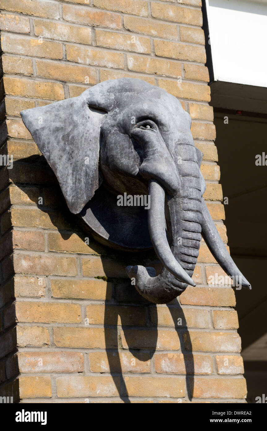 L'art public sur le mur, Mermaid Quay, la baie de Cardiff, Pays de Galles, Royaume-Uni. Banque D'Images L'art public sur le mur, Mermaid Quay, la baie de Cardiff, Pays de Galles, Royaume-Uni. Banque D'Images