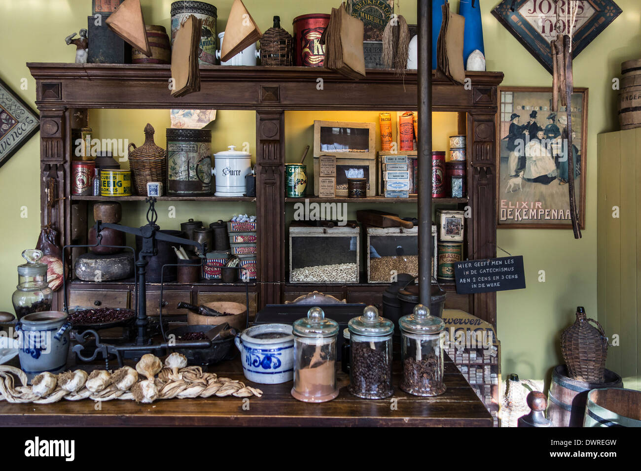 L picerie Et Des Aliments Dans Des Bocaux En Verre L ancienne l-picerie-et-des-aliments-dans-des-bocaux-en-verre-l-ancienne