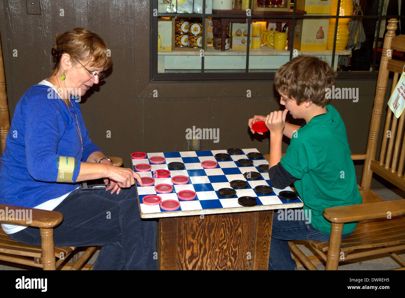 Grand-mère et petit-fils jouer une partie de dames à un Cracker Barrel à Brandon, Florida, USA. Banque D'Images